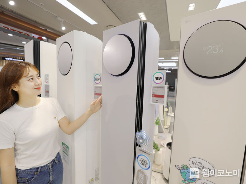 사진은 모델이 롯데하이마트 대치점에서 에어컨을 살펴보는 모습이다. 롯데하이마트는 오는 5월 31일까지 에어컨, 선풍기 등 다양한 여름 가전 할인을 진행한다. 2023.05.03 (출처 : 롯데하이마트) 
