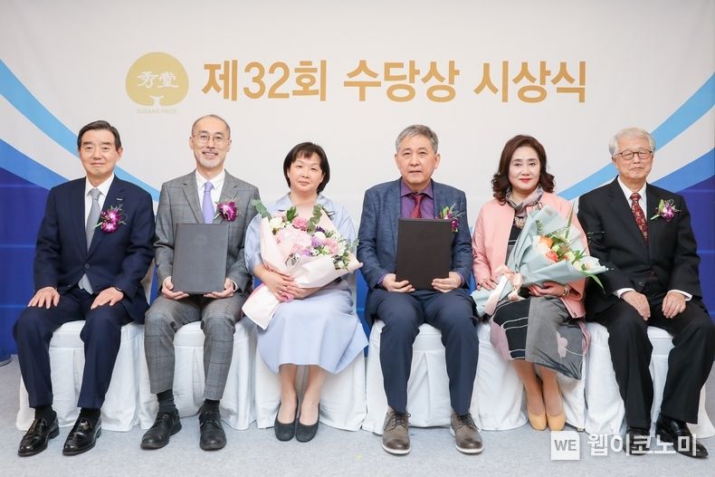 (왼쪽부터) 수당재단 김윤 이사장, 고려대학교 생명과학과 안지훈 교수 내외, 한양대학교 건설환경공학과 김기현 석학교수 내외, 진정일 수당상 운영위원장. <br>
2023.05.04 (출처: 삼양그룹)