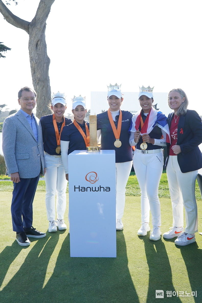 미국 샌프란시스코에 위치한 TPC 하딩파크에서 열린 ‘Hanwha LIFEPLUS 인터내셔널 크라운'대회를 마치고 대회장인 한화생명 여승주 대표이사와 우승국 태국 선수들이 기념촬영을 하고 있다. 왼쪽부터 여승주 대표이사, 아타야 티띠꾼, 모리야 주타누간, 아리야 주타누간, 패티 타와타나낏, 몰리 마르쿠스 사마안 LPGA 커미셔너 2023.05.08 (출처 : 한화생명)