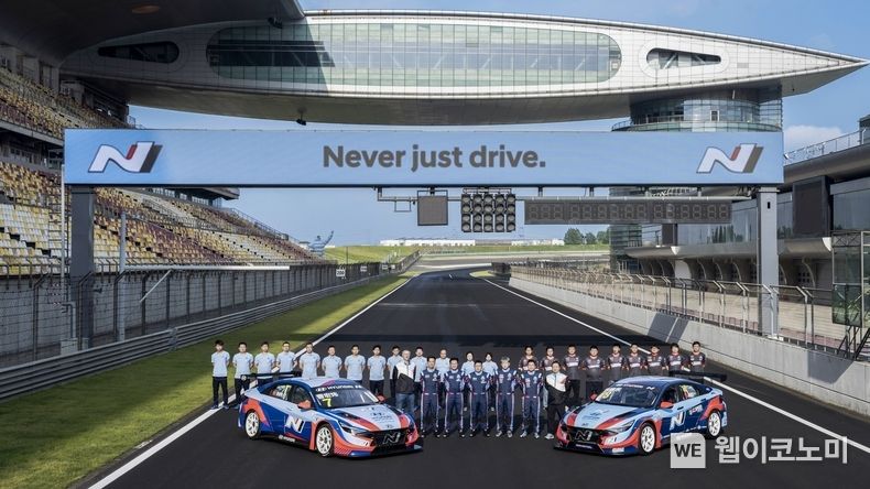  8일(월, 현지시각) 중국 상해 국제 서킷(Shanghai International Circuit)에서 열린 ‘2023 TCR 차이나 챔피언십(Touring Car Race China Championship)’ 출정식에서 현대차 엘란트라 N TCR로 참가하는 선수들과 현대차 관계자 등이 기념촬영 하고 있는 모습. 2023.05.08 (출처 : 현대차기아 커뮤니케이션센터)