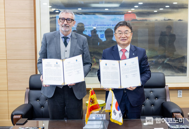 경상국립대학교는 5월 8일 오전 칠암캠퍼스 대학본부 5층 접결실에서 스페인 카디즈대학교와 학술교류 및 상호협력 증진을 위한 협정을 체결했다. 2023.05.08 (출처 : 경상국립대학교)
