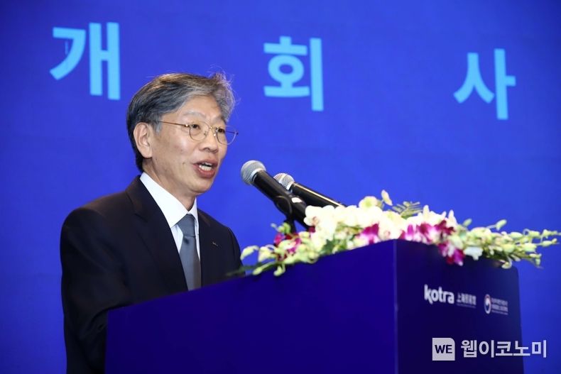 KOTRA(사장 유정열)는 5월 9일 중국 상하이에서 우리 기업의 중국시장 진출을 돕기 위한 ‘한중 New 비즈니스 협력 플라자’를 개최했다. 유정열 사장이 개회사를 하고 있다. 2023.05.09 (출처: KOTRA)