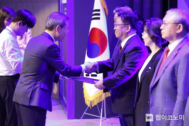 POSTECH 김형섭 교수, 과학기술훈장 혁신장 수훈 2023.05.09 (출처 : POSTECH)