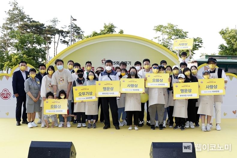 지난해 2022년 열린 스위트홈 제25회 오뚜기 가족요리 페스티발 수상자 단체 기념 사진 올해는 작년대비 두배 규모로 인원을 늘려 개최한다 2023.05.09 (출처 : ㈜오뚜기)