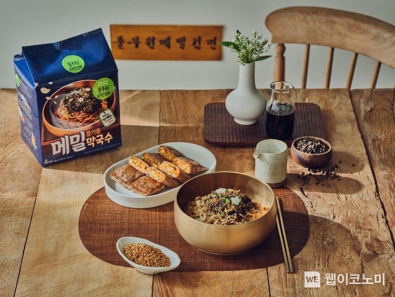 향긋한 숙성간장과 톡톡 튀는 볶은 메밀 건더기로 전문점에서 맛보던 메밀면의 맛과 식감을 구현한 풀무원 ‘들기름 메밀 막국수’ 2023.05.09 (출처: 풀무원)