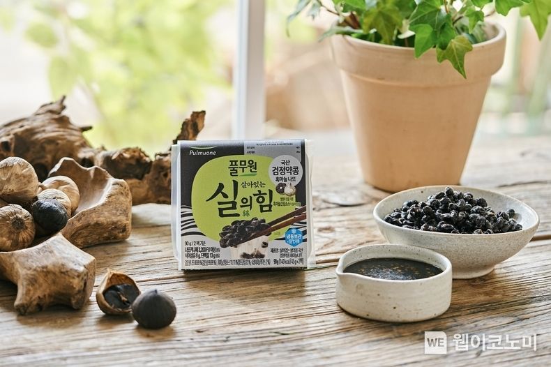 엄격하게 선별한 국내산 검은콩을 사용한 고식이섬유•고단백질 제품 풀무원 ‘국산 검정약콩 흑마늘 나또’ 2023.05.10 (출처 : 풀무원)