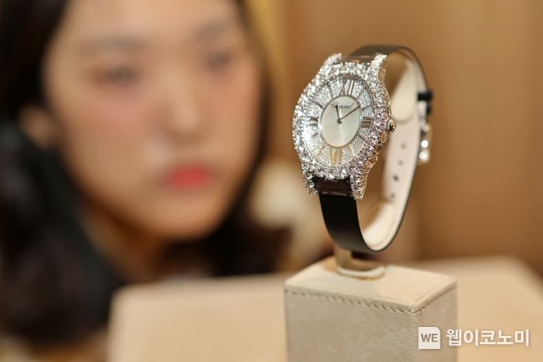 롯데백화점 본점 에비뉴엘 쇼파드 매장에서 디아망트 다이아몬드 풀세팅 하이주얼리워치를 구경하는 고객 2023.05.11 (출처: 롯데백화점)
