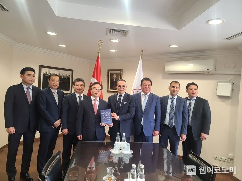 (왼쪽부터) LG 유성준 전무, 롯데 김동하 상무, 현대자동차 정상빈 부사장, 경총 이동근 상근부회장, 튀르키예 외교부 메흐멧 케말 보자이 차관, 삼성 이정일 부사장, 튀르키예 외교부 코르한 케믹 동아시아국 부국장, SK 김민호 부사장 2023.05.11 (출처: 경총)