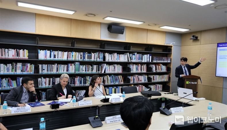 기보의 기술금융 지원제도를 소개받고 있는 라파엘 게보르기안 아르메니아 경제부 차관(왼쪽 첫번째) 일행 2023.05.12 (출처 : 기술보증기금)