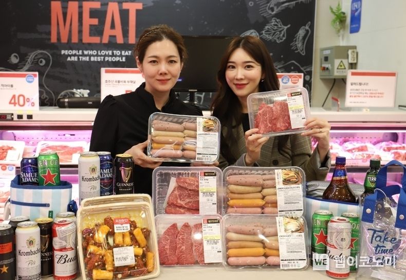 롯데마트 서울역점에서 캠핑 먹거리를 들고 있는 모델의 모습 2023.05.12 (출처 : 롯데쇼핑)