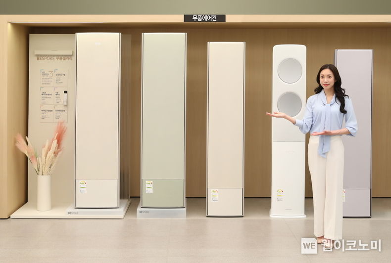  삼성전자 모델이 서울 대치동에 위치한 삼성스토어 대치점에서 무풍에어컨을 소개하고 있다. 2023.05.14 (출처: 삼성전자)
