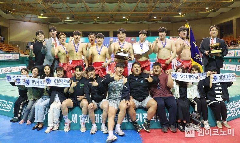 제1회 대한체육회장기 전국장사씨름대회에서 우승을 차지한 영남대학교 씨름부와 학부모들 2023.05.15 (출처: (사)대한씨름협회)
