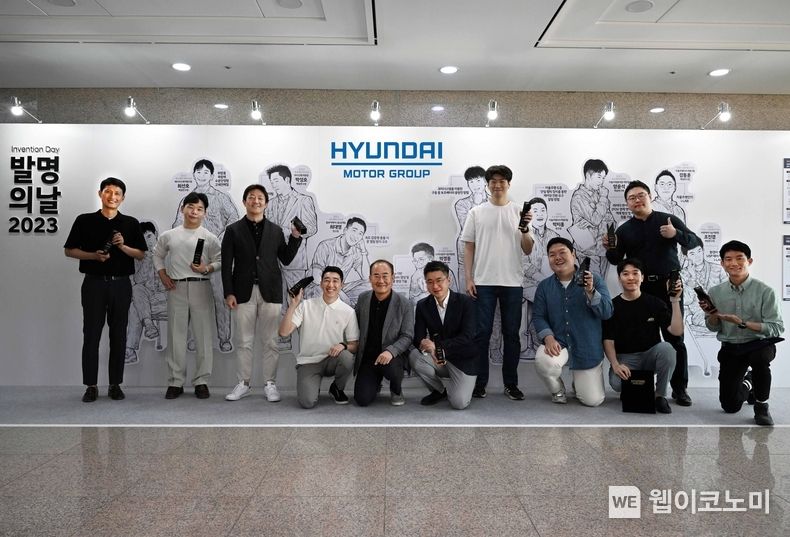 ‘2023 발명의 날’ 수상자들이 현대차·기아 연구개발본부장 김용화 부사장과 기념사진을 찍는 모습(좌측부터 이윤수 책임연구원, 최선호 책임연구원, 박성호 책임연구원, 최대영 연구원, 김용화 부사장, 박경동 책임매니저, 이용재 책임연구원, 박치홍 연구원, 양윤석 책임연구원, 강동훈 책임연구원, 조진겸 책임연구원) <br>
2023.05.16 (출처: 기아)