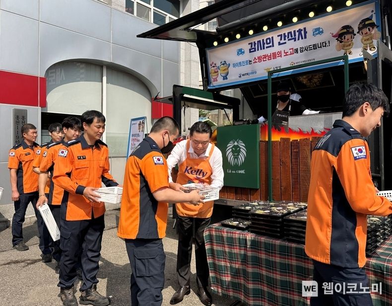 김인규 하이트진로 대표(오른쪽 두번째)가 홍천소방서 소방공무원에게 간식과 선물을 직접 전달하고 있다. 2023.05.16 (출처 : 하이트진로)