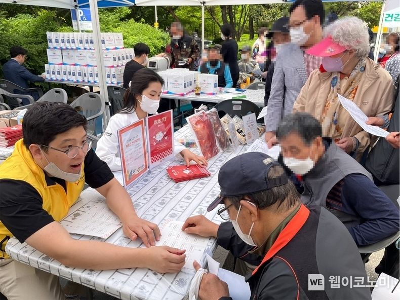 인천광역시 미추홀구에 위치한 미추홀노인복지관에서 열린 ‘제15회 어르신 건강 엑스포’에서 아워홈이 어르신들을 대상으로 건강 증진 프로그램을 진행했다.<br>
2023.05.16 (출처: 아워홈)