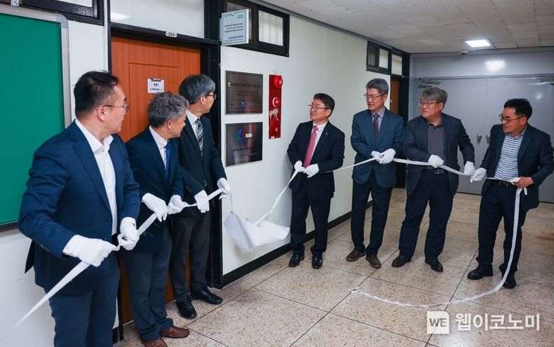  경상국립대학교 국제협력선도대학 육성지원사업단은 5월 16일 오전 10시 30분 가좌캠퍼스 사업단 사무실(농업생명과학대학 320호)에서 사업단 현판 제막식을 열고 본격적인 사업에 들어갔다. 2023.05.16 (출처 : 경상국립대학교)