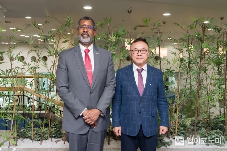 왼쪽 윌리엄 맥우드 OECD/NEA 사무총장, 오른쪽 황주호 한수원 사장 2023.05.18 (출처: 한수원)