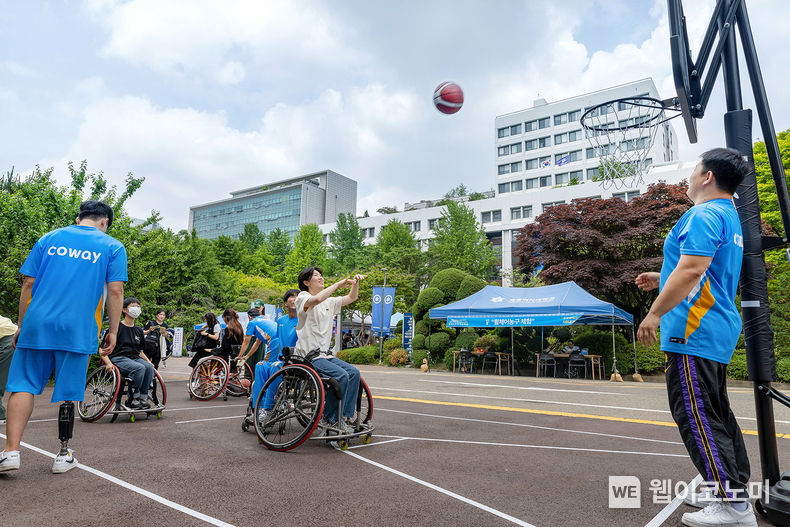 코웨이가 지난 18일 서울 용산구 숙명여자대학교에서 학생 및 교직원을 대상으로 장애 인식 개선 캠페인을 진행했다. 학생들이 코웨이 블루휠스 휠체어농구단 선수들과 함께 휠체어농구 체험을 해보고 있다. 2023.05.19 (출처: 코웨이)