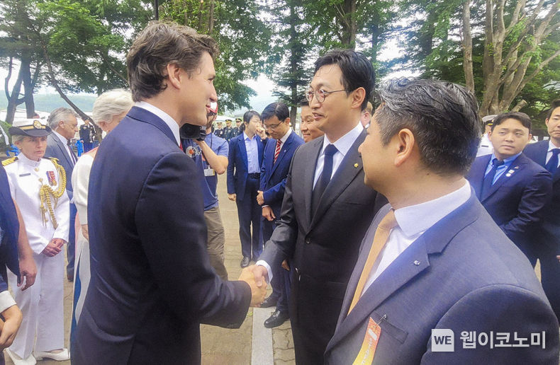지난 18일 경기도 가평군 참전비 경내에서 열린 ‘캐나다 참전 가평전투지 숲길 조성’ 기념식에서 쥐스탱 트뤼도 캐나다 총리와 이동훈 아워홈 부사장(가운데)이 인사를 나누고 있다. 2023.05.22 (출처 : 아워홈)