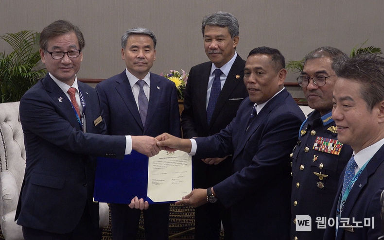  LIMA 2023에서 개최된 FA-50 최종계약식에서 관계자들이 기념촬영을 하고 있다. (왼쪽부터 KAI 강구영 사장, 이종섭 국방부 장관, 모하마드 하산 말레이시아 국방장관, 다토시리 뮤에즈 말레이시아 국방사무차관, 다토시리 아스구아 고리만 말레이시아 공군총장) 2023.05.23 (출처 : 한국항공우주산업)
