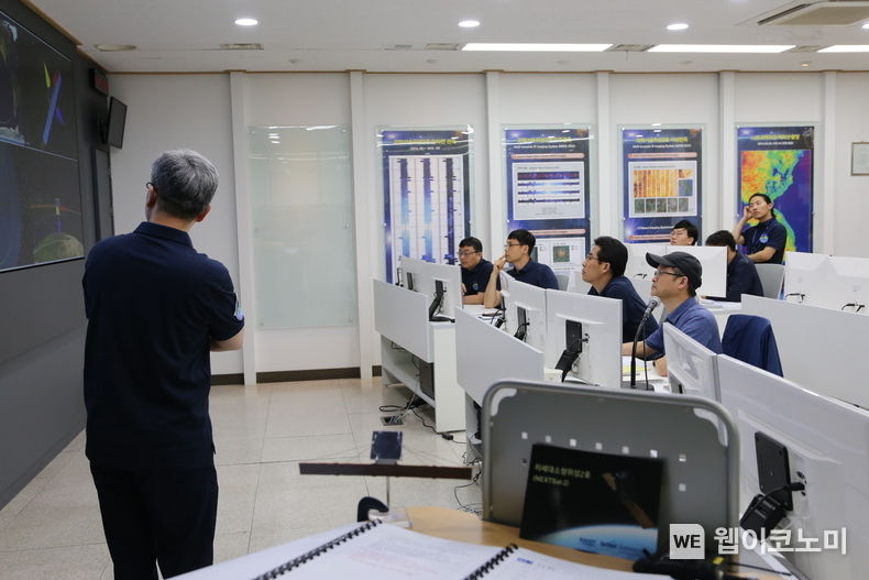 KAIST 지상국에서 위성 관제 중인 연구원 2023.05.26 (출처 : KAIST)