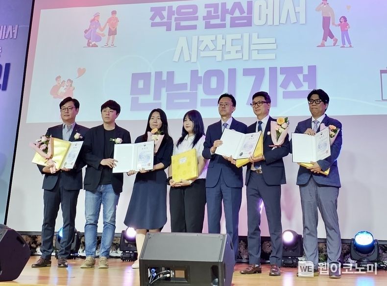(왼쪽 첫 번째)롯데칠성음료 류영석 ESG 부문장 2023.05.26 (출처 : 롯데칠성음료)