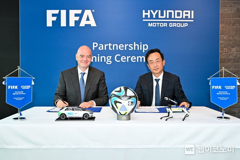 현대자동차그룹 기획조정실장 김걸 사장(오른쪽)과 지안니 인판티노(Gianni Infantino) FIFA 회장(왼쪽)이 조인식 이후 기념 촬영을 하는 모습 2023.05.26 (출처 : 현대차기아 커뮤니케이션센터)