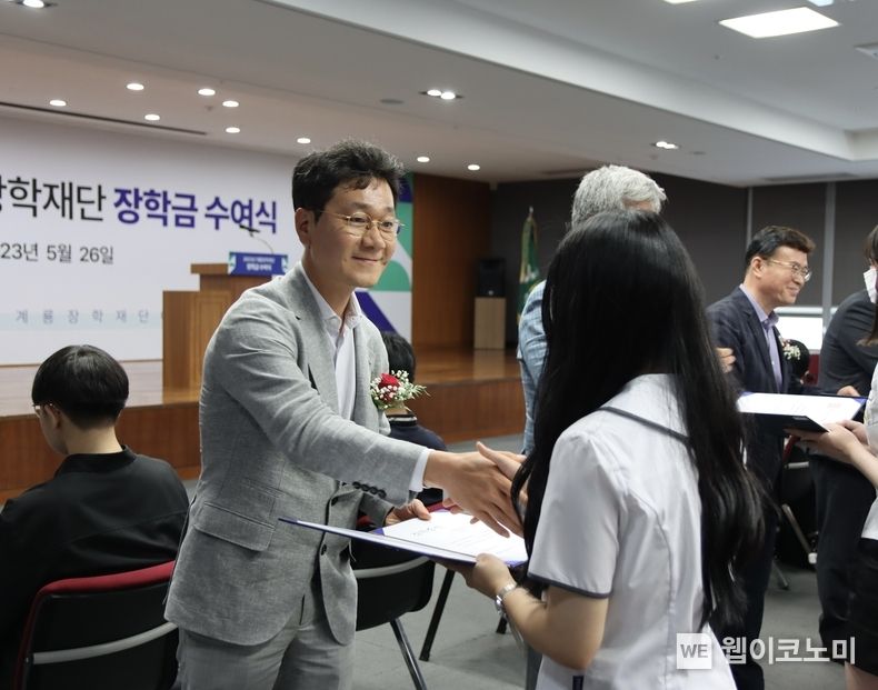 이승찬 계룡장학재단 이사장이 고등,대학생에게 장학금을 시상하고 있다. 2023.05.27 (출처: 계룡건설)