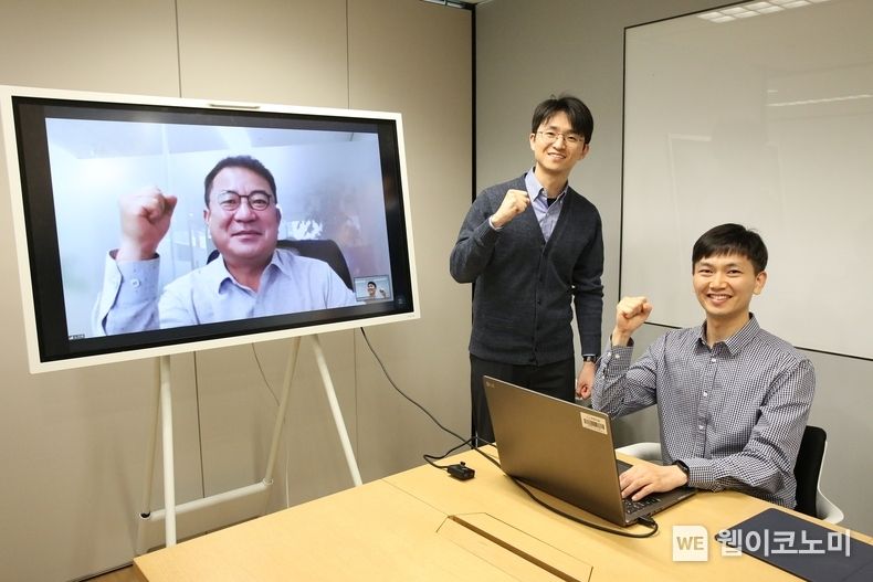 ㈜한화 건설부문 임직원과 협력사 대표가 온라인 공정거래협약을 체결하고 동반성장을 결의하고 있다 2023.05.30 (출처 : ㈜한화)