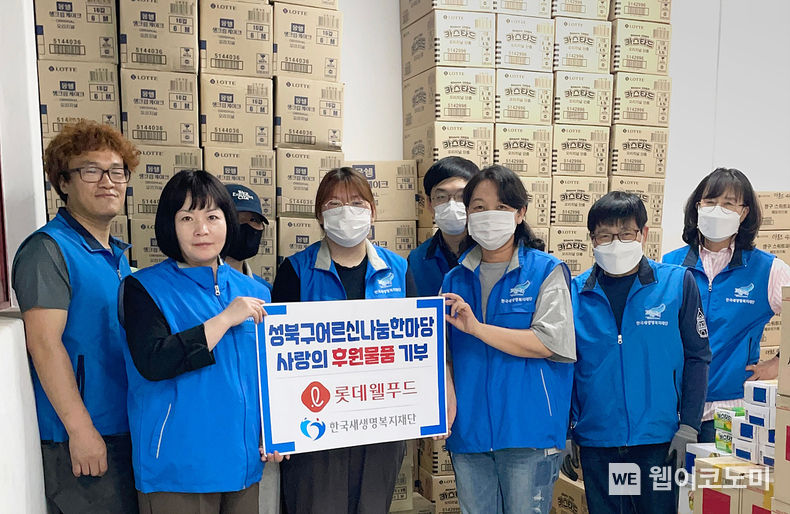 새생명복지재단에서 어르신한마당에 나눠드릴 제과류를 포장하는 봉사자들 2023.05.30 (출처 : 롯데웰푸드)