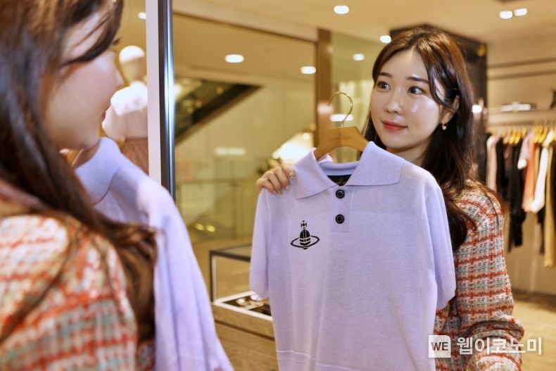  본점 2층에 위치한 '비비안웨스트우드'에서 상품을 구경하는 고객들 2023.06.01 (출처 : 롯데백화점)