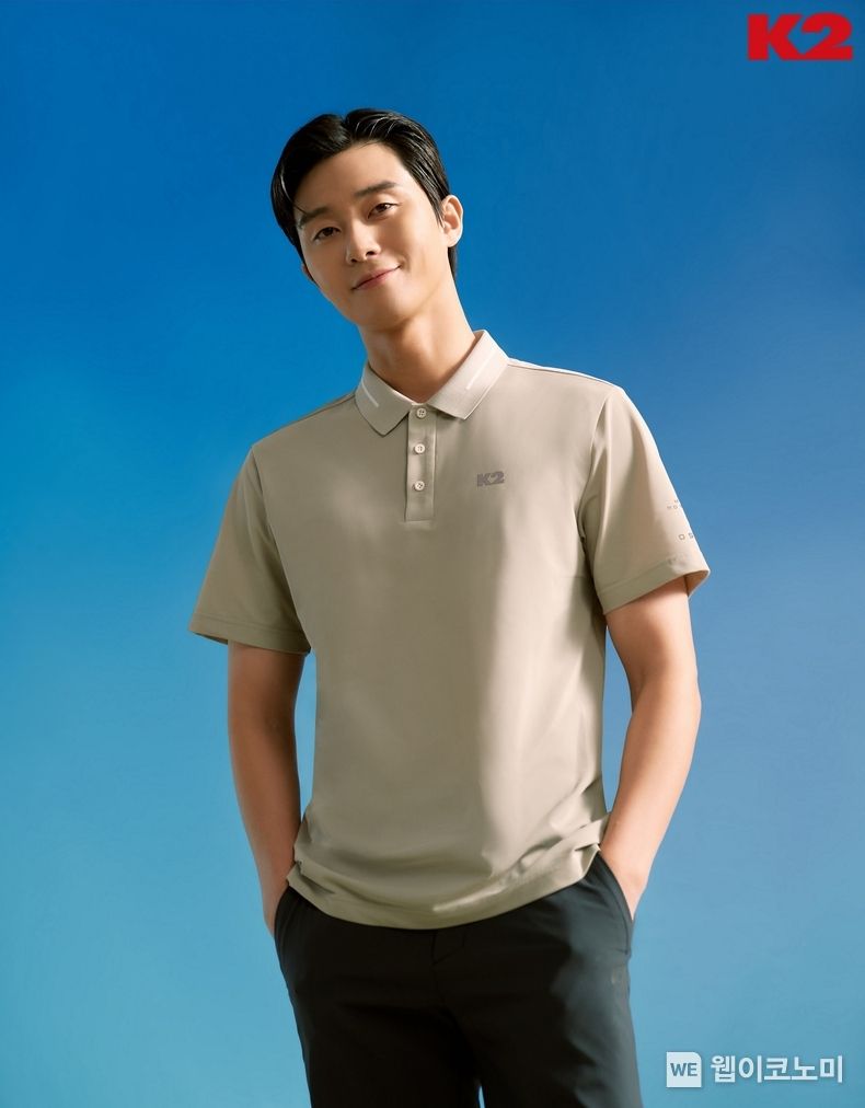효성티앤씨의 폐어망 리사이클 섬유인 '리젠 오션 나일론'이 적용된 반팔폴로티를 모델이 입고 있다 2023.06.01 (출처 : 효성)