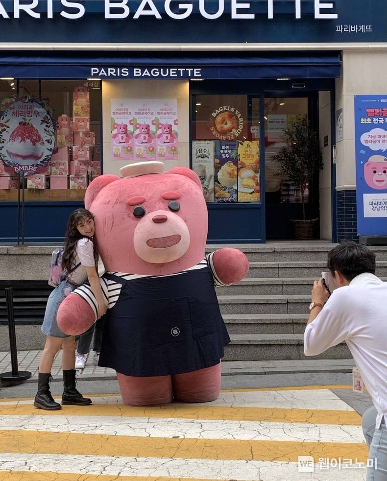 파리바게뜨가 1일 서울 강남역점에서 인기 캐릭터 ‘벨리곰’과 함께 ‘벨리곰 최초 전국 투어’ 이벤트 시작을 알렸다. ‘벨리곰 전국투어’는 이번 강남역점을 시작으로 부산, 대전, 대구, 광주 지역 등 6월 한 달 간 전국 5개 지역의 파리바게뜨 매장을 방문해 현장에서 직접 고객을 만나며 다양한 이벤트와 함께 특별한 경험을 제공할 계획이다. 2023.06.02 (출처 : 파리바게뜨)