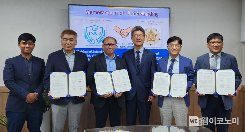 경상국립대학교 산학연협력 선도대학 육성사업단은 6월 1일 농업생명과학대학 학장실에서 인도네시아 가자마다대학교 동물과학부와 글로벌 산학연협력 활성화를 위한 업무협약(MOU)을 체결했다. 2023.06.02 (출처 : 경상국립대학교)