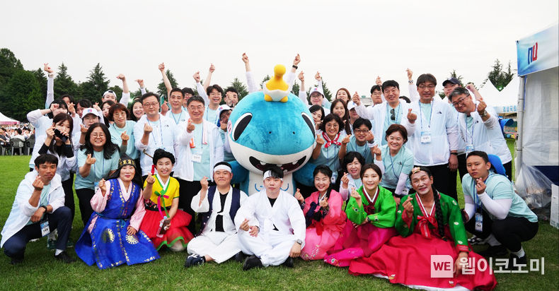 충남대에서 열린 '2023 국가거점국립대 제전에 참가한 경상국립대 선수단이 마스코트 '지누'와 함께 기념촬영을 하고 있다. 2023.06.02 (출처 : 경상국립대학교)
