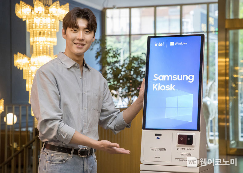 삼성전자 모델이 윈도우(Windows) OS를 탑재한 '삼성 키오스크' 신제품을 소개하고 있는 모습 2023.06.07 (출처 : 삼성전자)