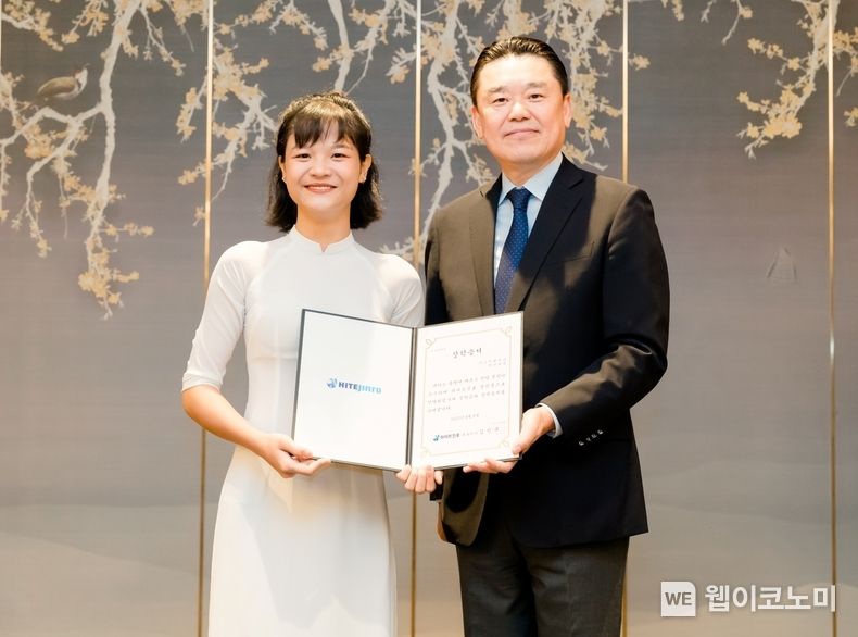 하이트진로 김인규 대표가 베트남 대학생에게 장학금을 전달하고 있다. 2023.06.07 (출처 : 하이트진로)