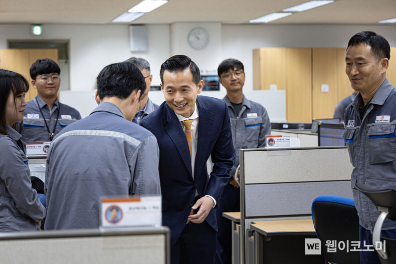 김동관 부회장이 한화오션 거제사업장에 방문해 직원들과 인사를 나누고 있다. 2023.06.07 (출처 : 한화그룹)