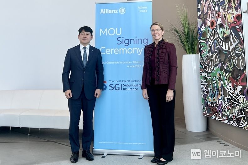 프랑스 파리에 위치한 알리안츠 트레이드(Allianz Trade) 본사에서, 유광열 SGI서울보증 대표이사(왼쪽), Aylin Somersan Coqui 알리안츠 트레이드 대표이사(오른쪽)가 MOU 체결 후 기념촬영을 하고 있다. 2023.06.07 (출처 : SGI서울보증)