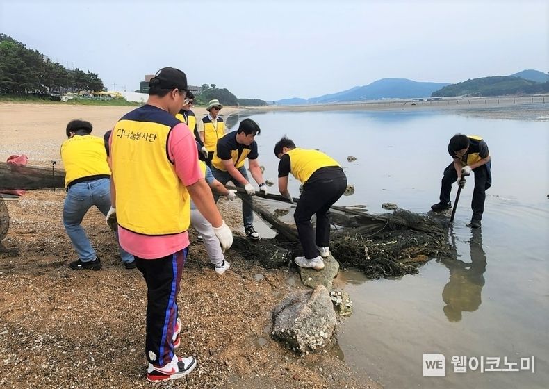 CJ제일제당 임직원들이 인천 마시안 해변 정화활동을 실시하는 모습 2023.06.09 (출처 : CJ제일제당)