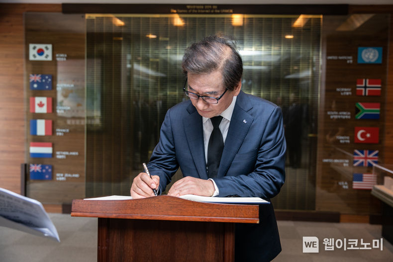 KAI 강구영 사장이 호국보훈의 달을 맞아 9일 KAI 임직원들과 유엔기념공원을 방문하여 참배 후 방명록을 작성하고 있다. 2023.06.09 (출처: KAI)