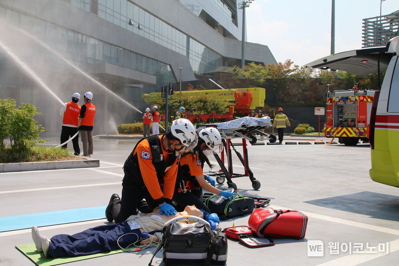  9일(금) 울산 중구 동서발전 본사에서 열린 울산 중부소방서 합동 화재 대응훈련에서 부상자 응급구조 긴급상황 가상훈련을 진행하고 있는 모습 2023.06.12 (출처 : 한국동서발전(주))