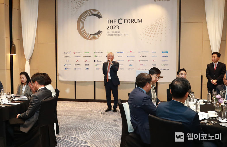 )NH투자증권은 국내외 주요 기관투자가 대상 「THE C FORUM 2023」을 13일 개최했다. 정영채 NH투자증권 사장이 페어몬트 앰버서더 서울 호텔에서 「THE C FORUM 2023」 참석자들에게 환영사를 하고 있다. 2023.06.13 (출처 : NH투자증권)
