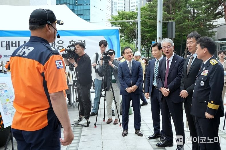 우리금융그룹(회장 임종룡)은 지난 12일 우리에프아이에스, 마포소방서, 한국전기안전공사와 함께 합동 소방훈련을 실시 했다. (왼쪽부터) 고정현 우리에프아이에스 대표이사, 김병칠 금융감독원 부원장보, 임종룡 우리금융그룹 회장, 이복현 금융감독원장, 남화영 소방청장이 합동소방훈련에 참여하고 있다. 2023.06.13 (출처 : 우리금융그룹)