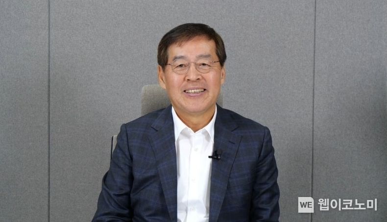  신학철 LG화학 부회장이 '제1회 커리어 위크(Career Week)'에서 임직원을 대상으로 커리어 코칭 특강을 진행하고 있다. 2023.06.13 (출처 : LG화학)