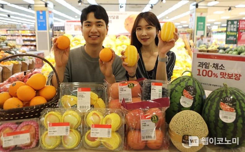 롯데마트 서울역점 농산 매장에서 과일을 홍보하고 있는 모습 2023.06.15 (출처 : 롯데마트)