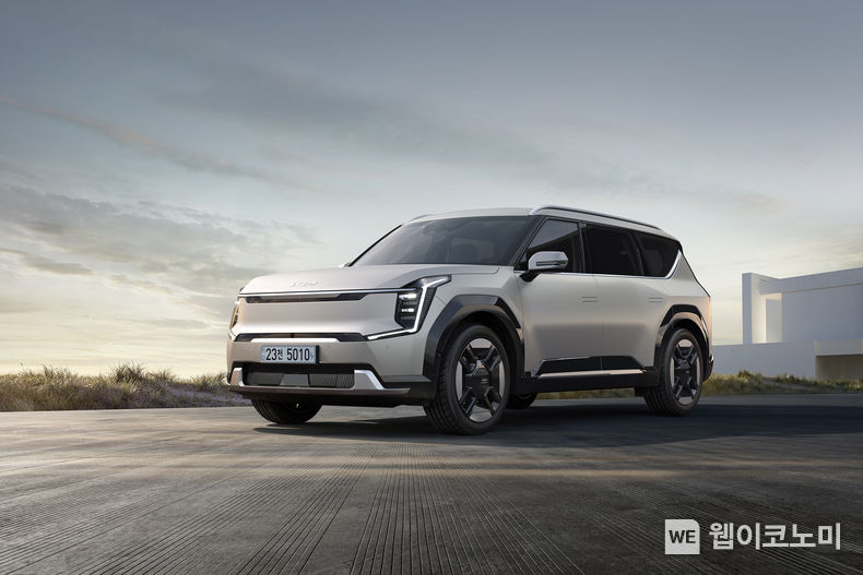  기아, ‘The Kia EV9’ 출시 기아가 ‘The Kia EV9(더 기아 이 브이 나인, 이하 EV9)’ 기본모델을 19일(월) 출시하고 순차적으로 고객에게 인도한다고 밝혔다. <br>
2023.06.19 (출처 : 기아)