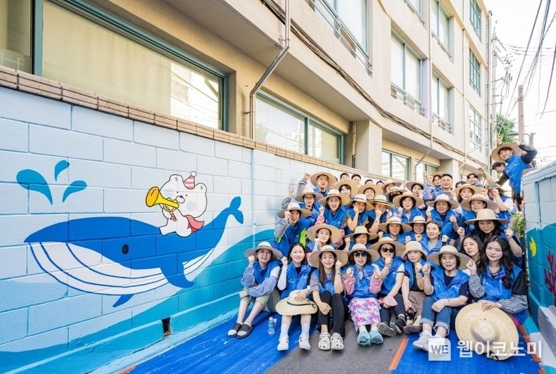 서울시 용산구 신광초등학교 담장 앞에서 신한라이프 FC들이 벽화 그리기 봉사활동 후 기념촬영을 하고 있다. 2023.06.20 (출처 : 신한라이프)