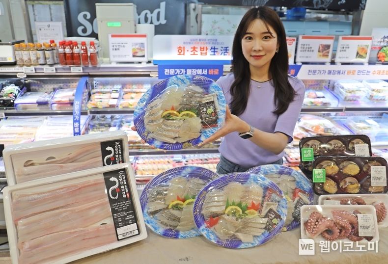 롯데마트 서울역점에서 이색 보양식 농어회를 들고 홍보하고있는 모델의 모습 2023.06.21 (출처 : 롯데마트)