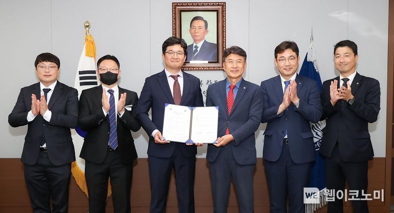 영남대학교와 고려H한방병원이 대학 구성원 의료복지 향상과 사회공헌 활동을 위한 업무 협약을 체결했다.(왼쪽 세번째부터 제현태 대표원장, 영남대 최외출 총장) 2023.06.22 (출처 : 영남대학교)